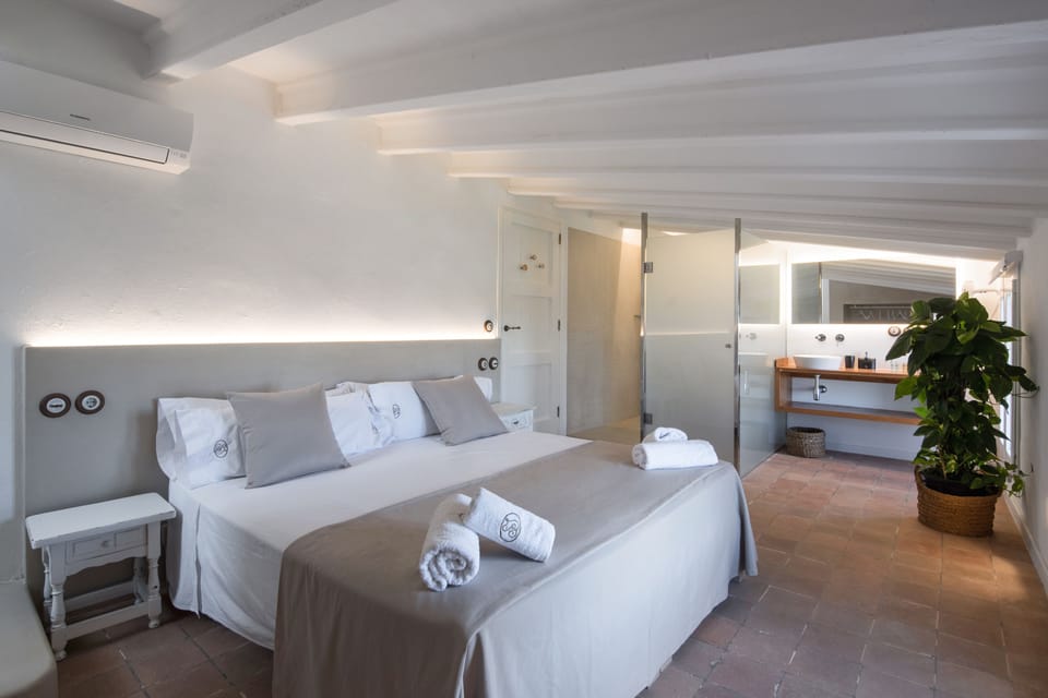 Premium bedding, minibar, desk, laptop workspace