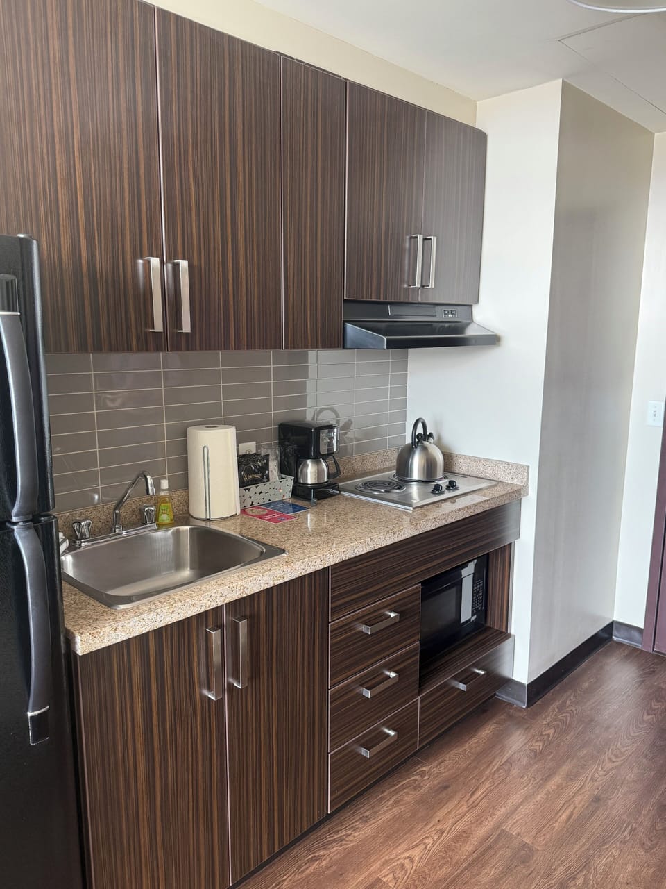 Deluxe Studio Suite, 1 Queen Bed, Kitchenette (A/C) | Private kitchen | Full-size fridge, microwave