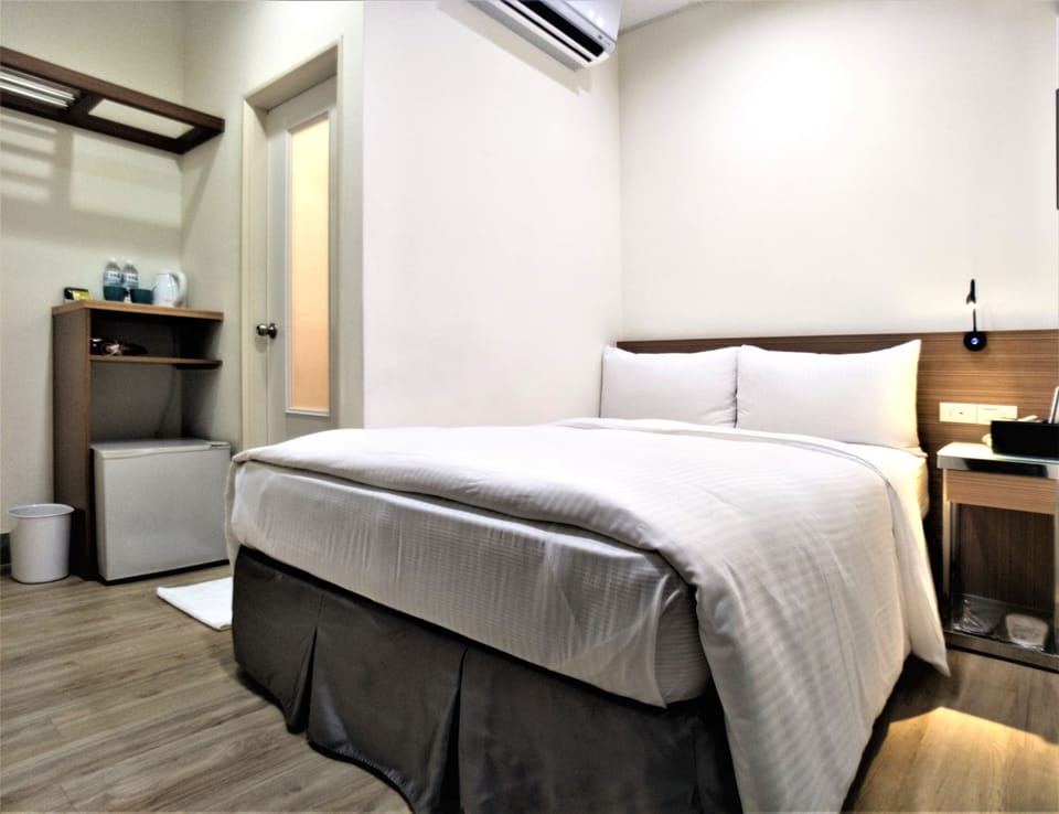 Standard Double Room | Desk, blackout drapes, free WiFi