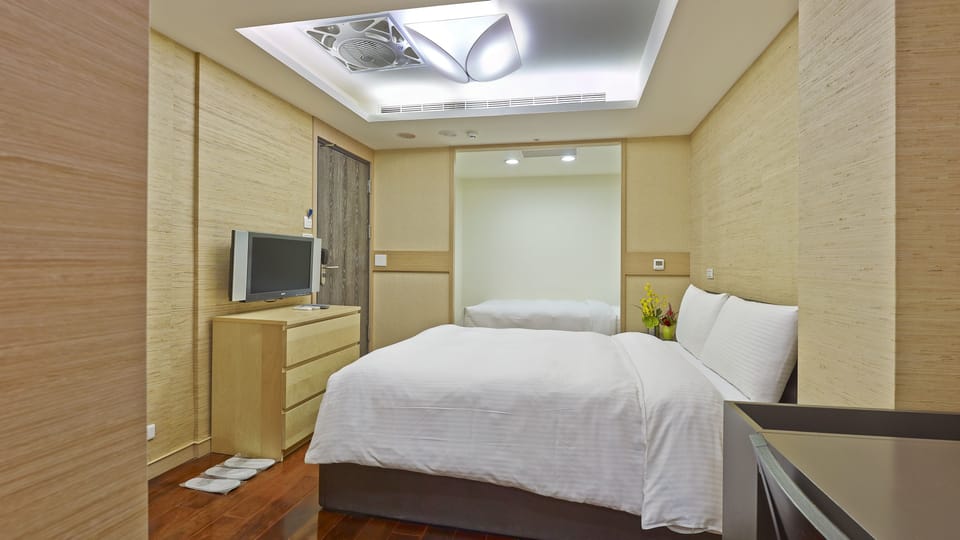 Classic Triple Room | Desk, blackout drapes, free WiFi