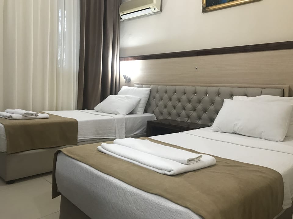 Standard Twin Room, Multiple Beds | Minibar, desk, WiFi (free), bed sheets