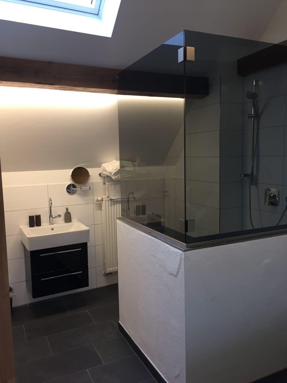 Double Room | Bathroom shower