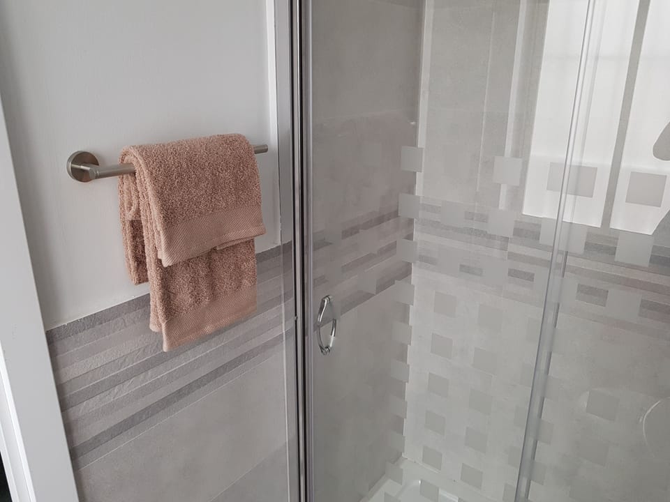 Standard Double Room, 1 Double Bed (Duquesa 4) | Bathroom | Shower, free toiletries, hair dryer, towels