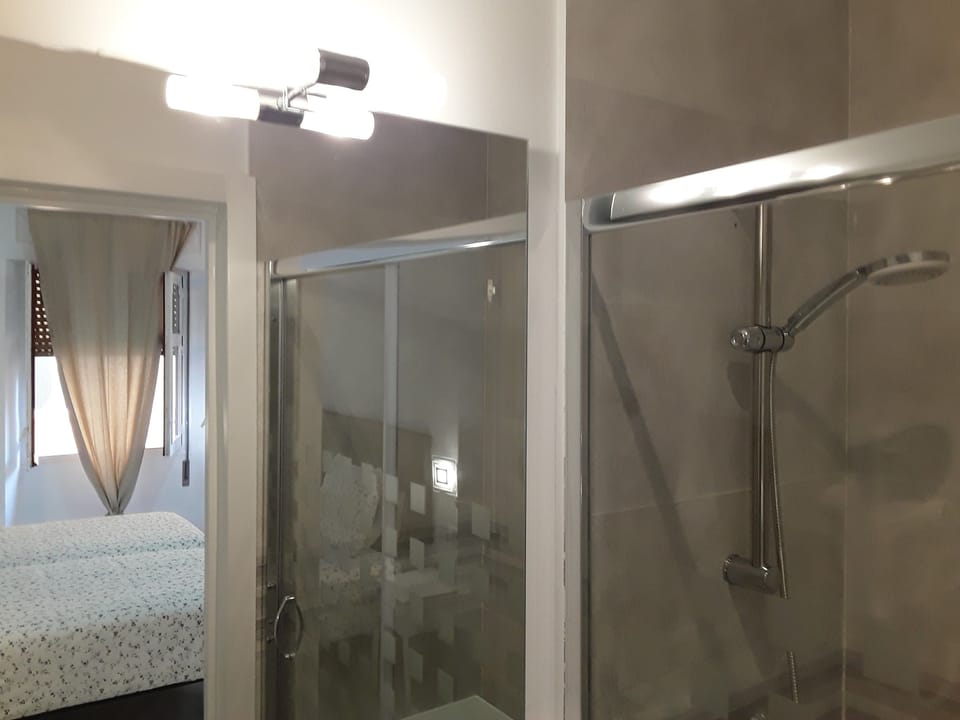 Standard Double Room, 1 Double Bed (Duquesa 3) | Bathroom | Shower, free toiletries, hair dryer, towels