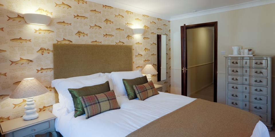 Comfy Family Room Sleeps 4 (Double Bed & 2 Singles) | 1 bedroom, desk, iron/ironing board, rollaway beds