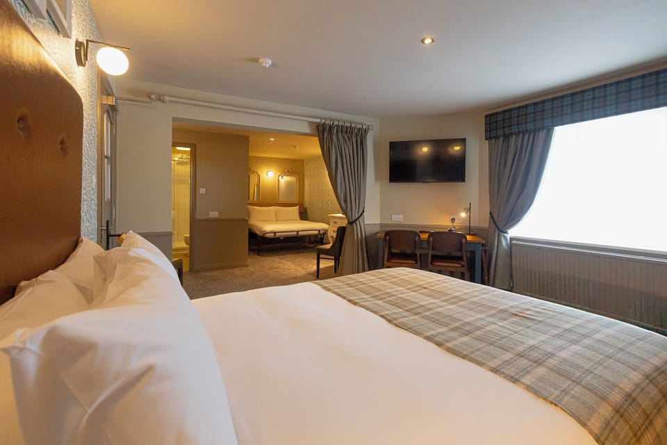 Comfy Family Room Sleeps 4 (Double Bed & Sofa Bed) | 1 bedroom, desk, iron/ironing board (on request), WiFi (free)