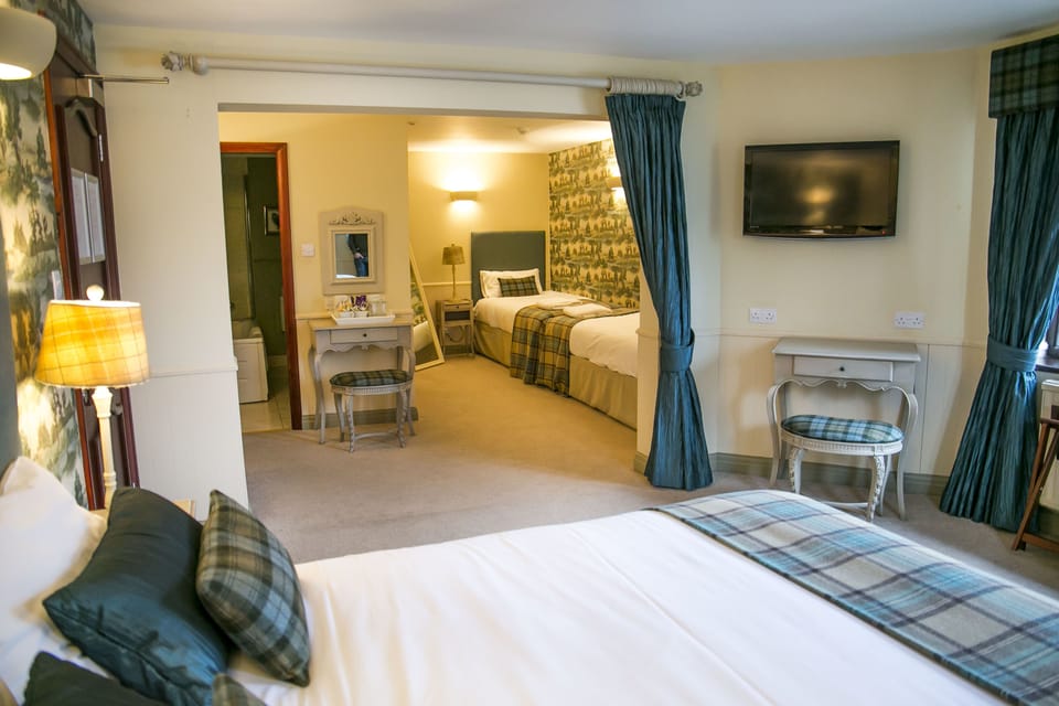 Comfy Family Room Sleeps 4 (Double Bed & 2 Singles) | 1 bedroom, desk, iron/ironing board, rollaway beds