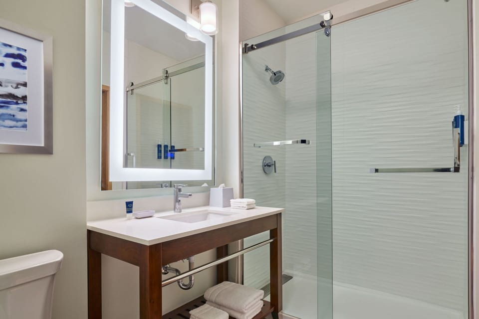 Combined shower/tub, free toiletries, hair dryer, bathrobes