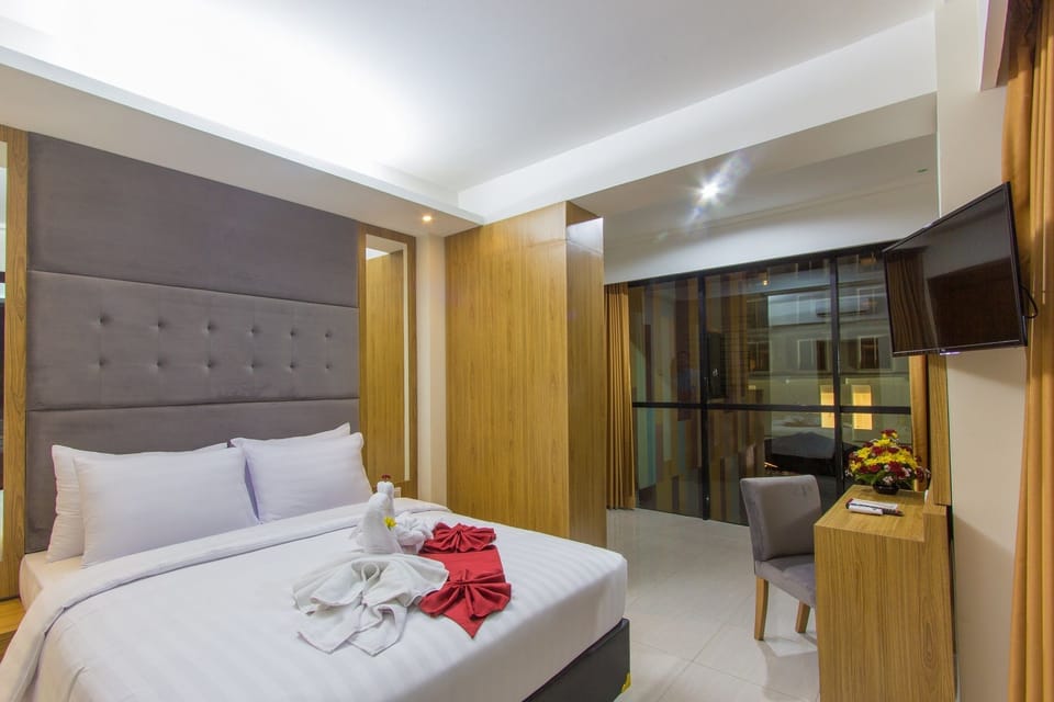 Deluxe Room | Desk, free WiFi