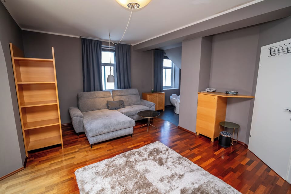 1 Bedroom apartment | Minibar, in-room safe, desk, soundproofing