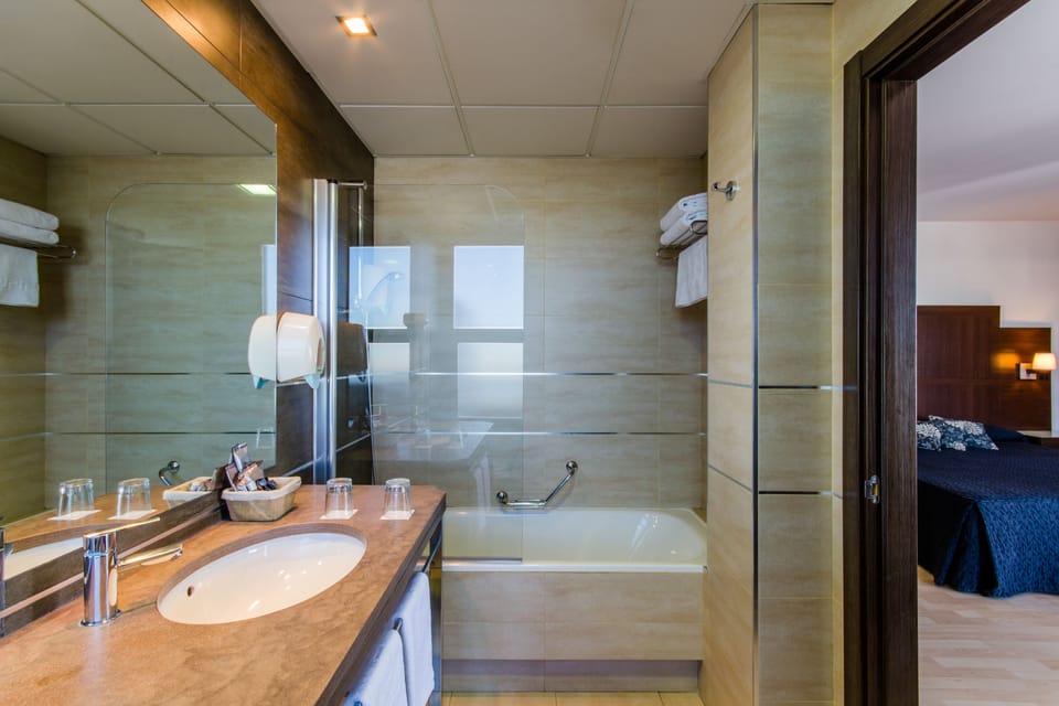 Superior Double Room, Hot Tub | Bathroom | Eco-friendly toiletries, hair dryer, towels