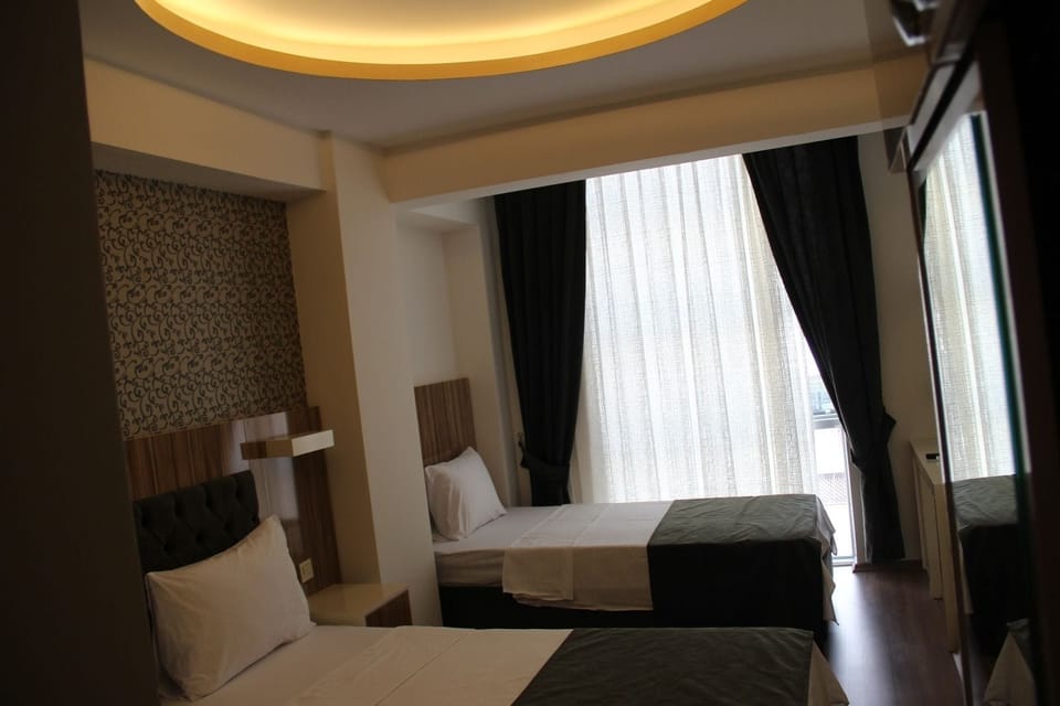 Standard Room | Minibar, in-room safe, desk, soundproofing