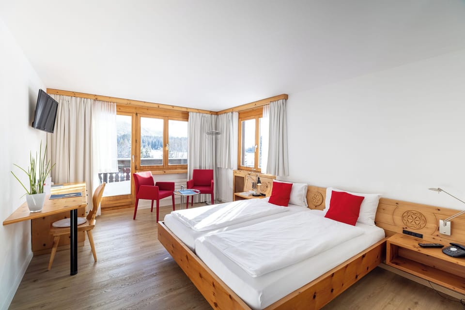 Double Room, 1 Queen Bed | Premium bedding, in-room safe, desk, blackout drapes