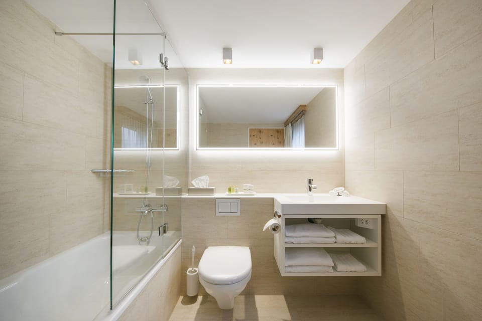 Family Room, Lake View, Lakeside | Bathroom | Free toiletries, hair dryer, bathrobes, towels