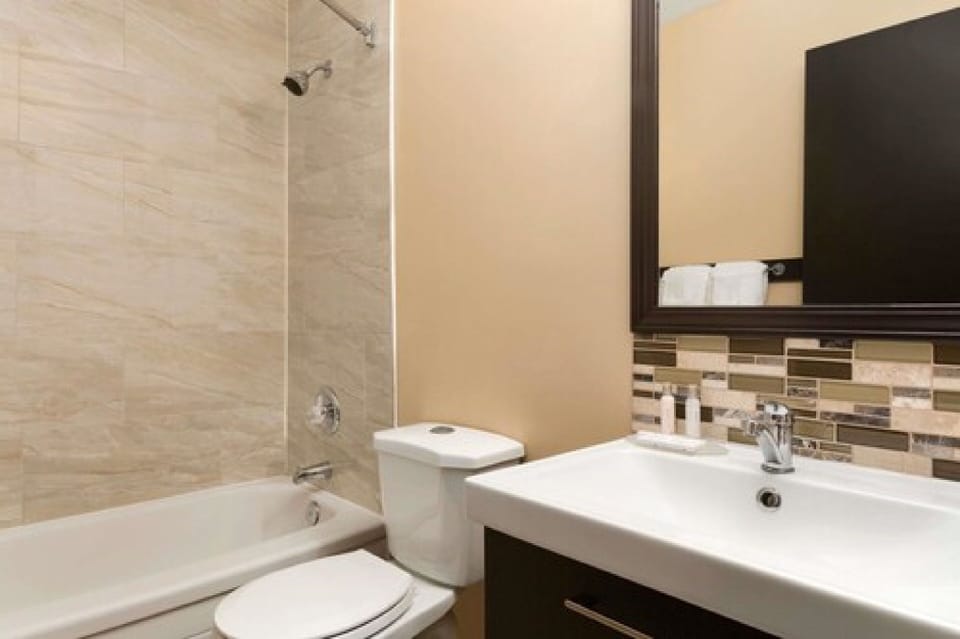 Combined shower/tub, free toiletries, hair dryer, towels