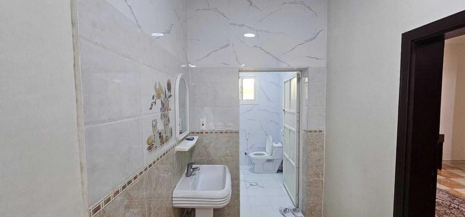 Shower, free toiletries, towels
