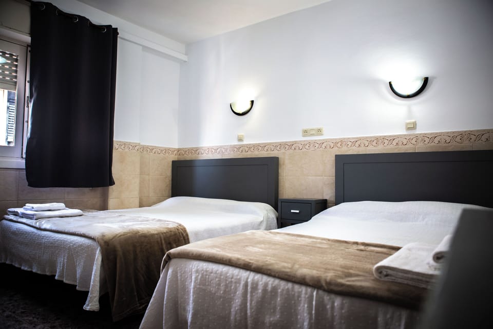 Basic Triple Room | In-room safe, desk, soundproofing, WiFi (free)