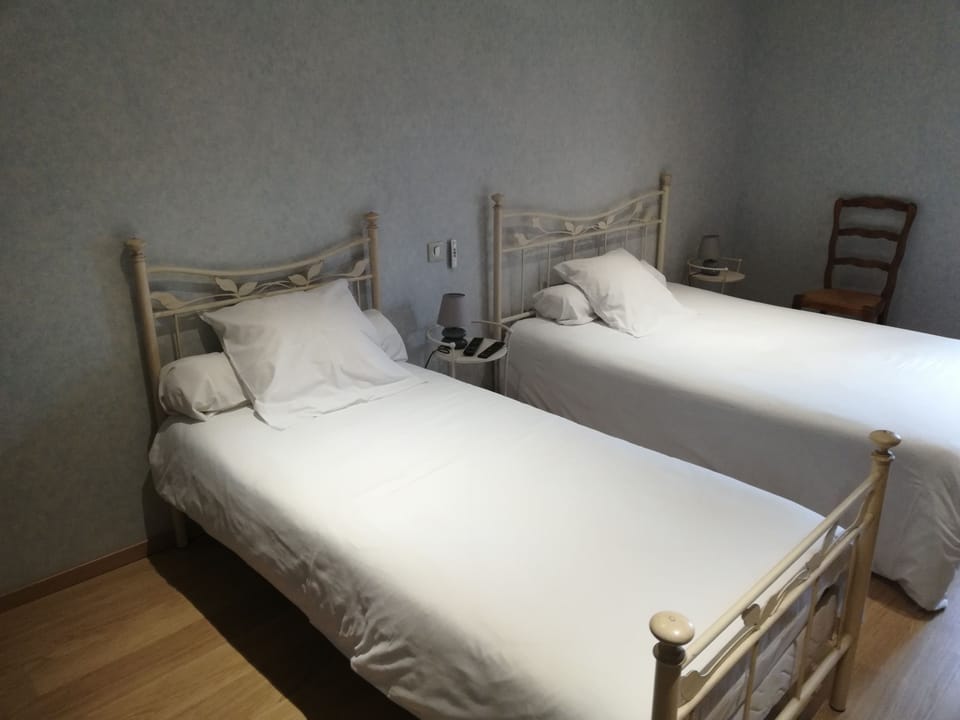 Chambre Triple Classique (Bleuet) | Premium bedding, desk, free WiFi, bed sheets