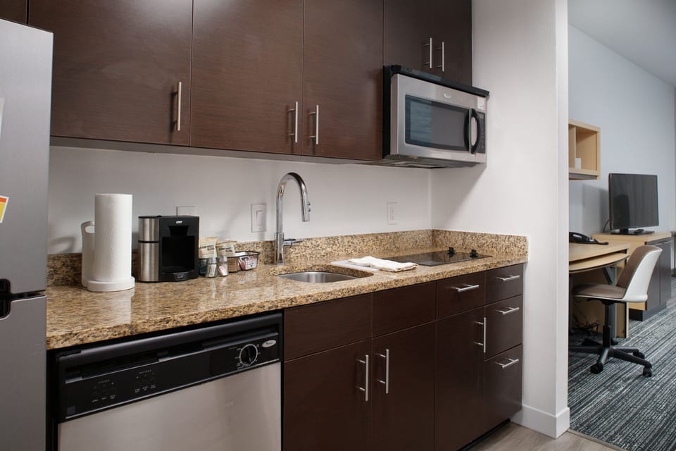 Fridge, microwave, stovetop, dishwasher