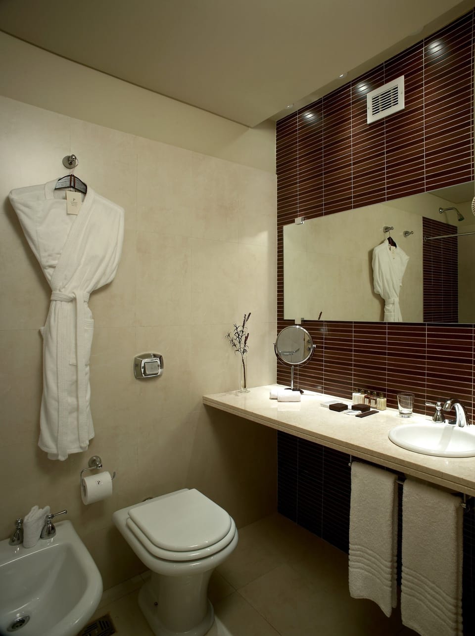 Combined shower/tub, rainfall showerhead, free toiletries, hair dryer