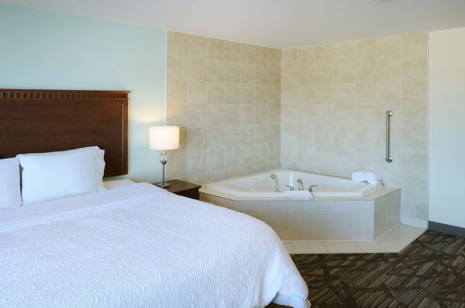 Studio, One King Bed, Non-Smoking | Iron/ironing board, free WiFi, bed sheets