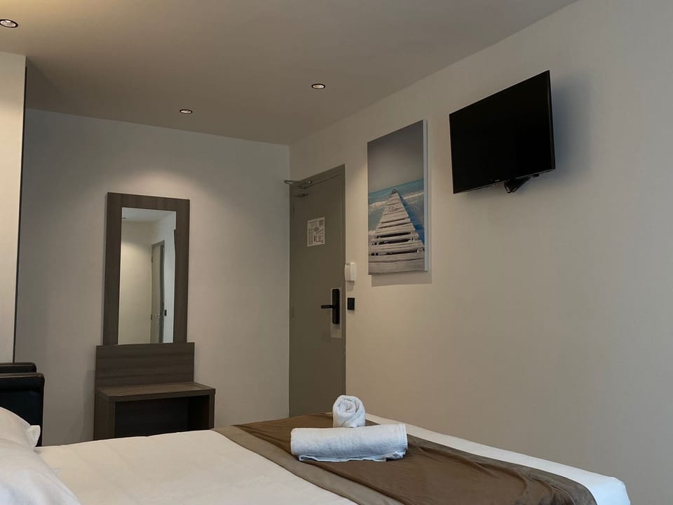 Single Room | Desk, soundproofing, iron/ironing board (on request), cribs (free)