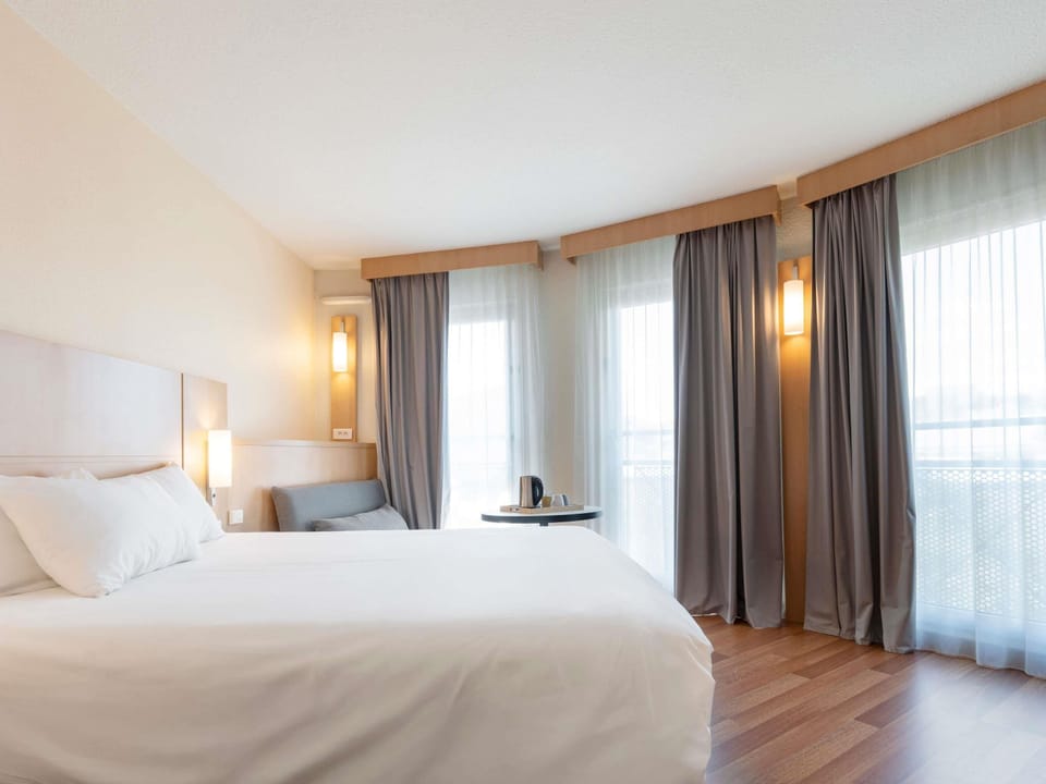 Pillowtop beds, desk, laptop workspace, blackout drapes