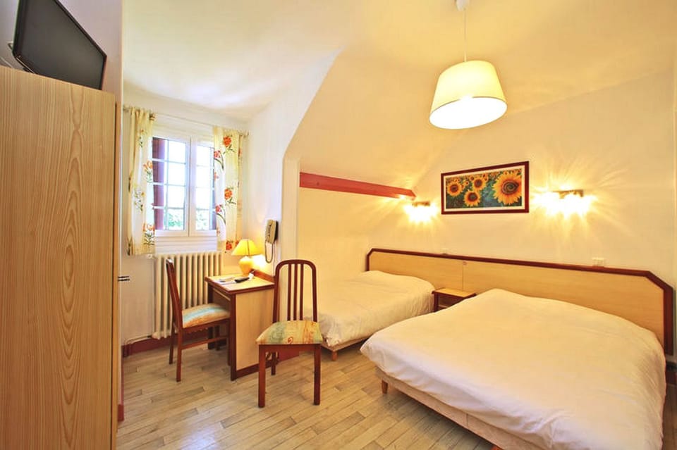 Standard Triple Room | Desk, free WiFi