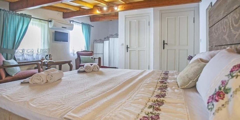 Deluxe Double Room | Premium bedding, minibar, iron/ironing board, free WiFi