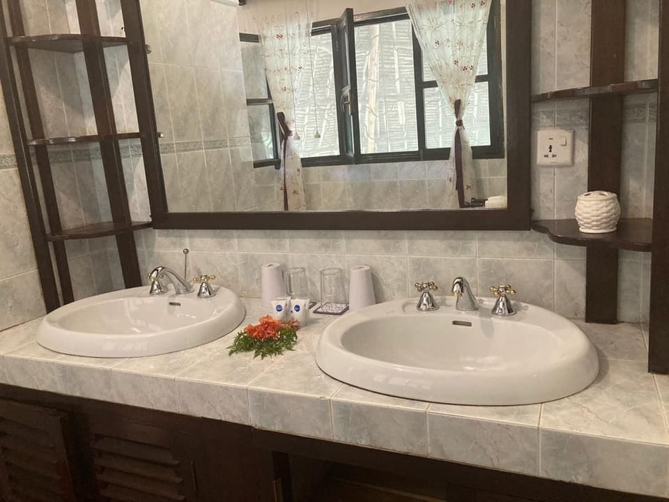 Apartment, 3 Bedrooms | Bathroom | Shower, free toiletries, towels, soap