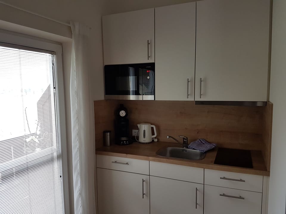 Full-size fridge, microwave, oven, stovetop