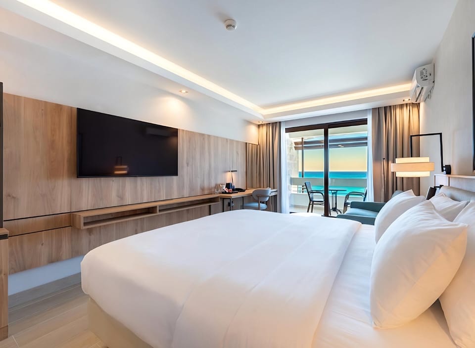 Minibar, in-room safe, desk, free WiFi