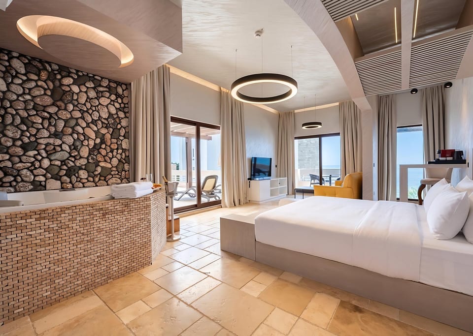 Suite, Hot Tub, Sea View | Minibar, in-room safe, desk, free WiFi