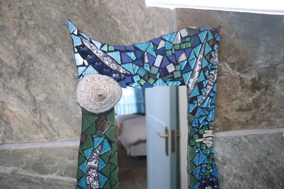 Classic Room, 1 Queen Bed, Garden View (Clamshel) | Bathroom | Designer toiletries, hair dryer, towels