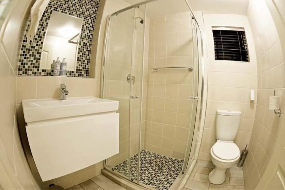 Superior Queen Room with Bath & Shower | Bathroom | Free toiletries, hair dryer, towels