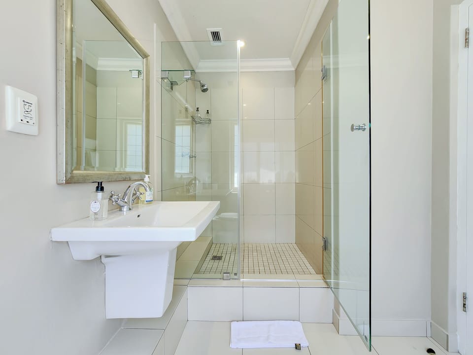 Hummingbird Suite | Bathroom | Hair dryer, towels, soap, shampoo