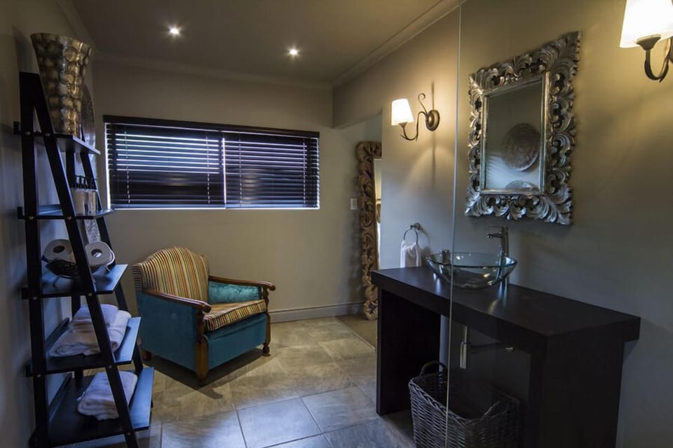 Executive Suite | Bathroom | Free toiletries, slippers, towels