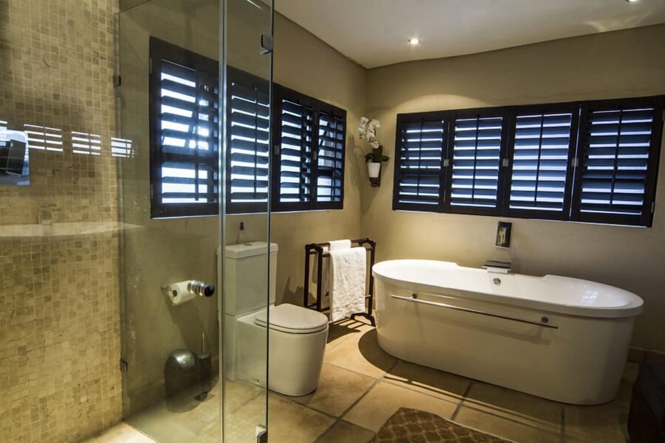Standard Suite | Bathroom | Free toiletries, slippers, towels