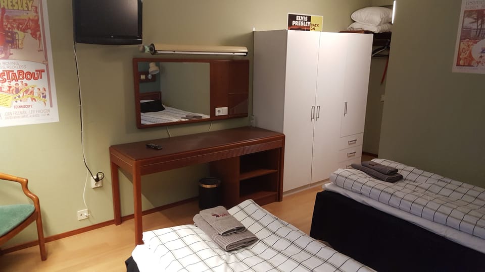 Economy Twin Room | Premium bedding, pillowtop beds, desk, laptop workspace