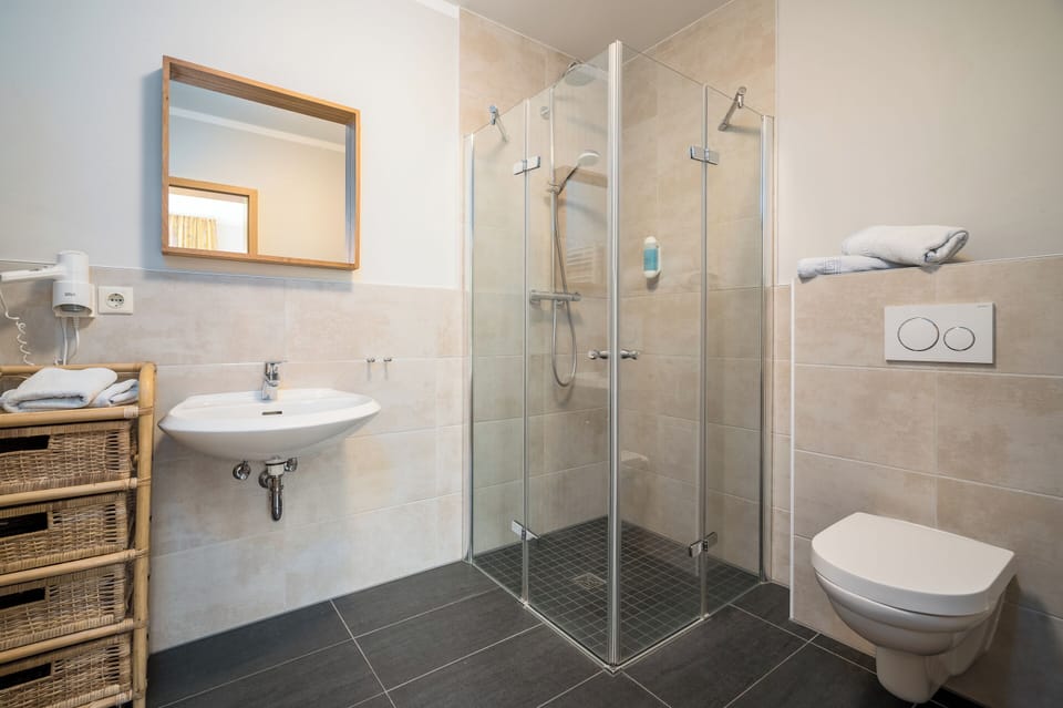 Kleines Doppelzimmer mit Terrasse | Bathroom | Hair dryer, towels, shampoo