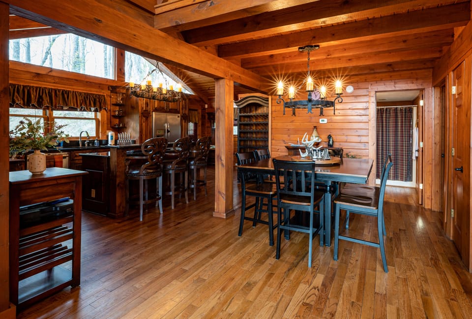 Moon Shadow Lakeview Cabin, 3 Bedrooms, Hot Tub, Mountainside | Dining room