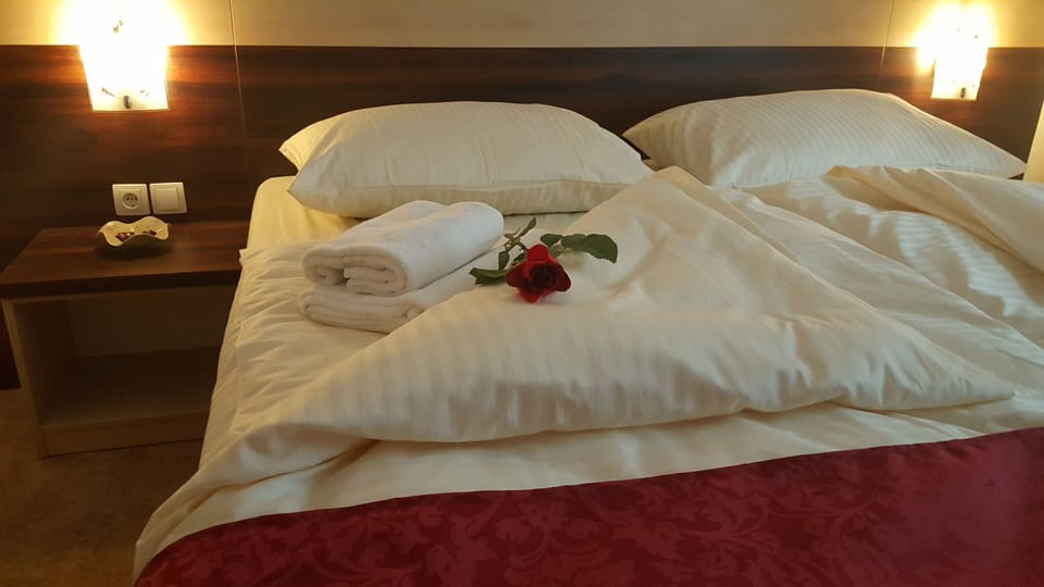 Desk, laptop workspace, soundproofing, free WiFi