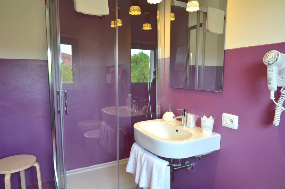 Comfort Double Room | Bathroom | Shower, free toiletries, hair dryer, bidet