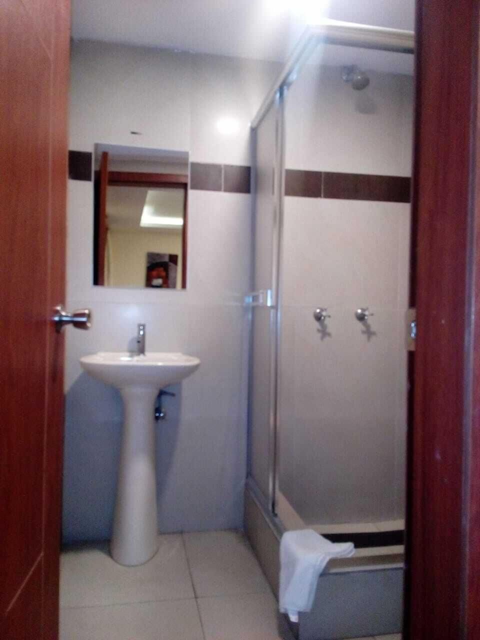 Family Triple Room | Bathroom | Shower, free toiletries, towels
