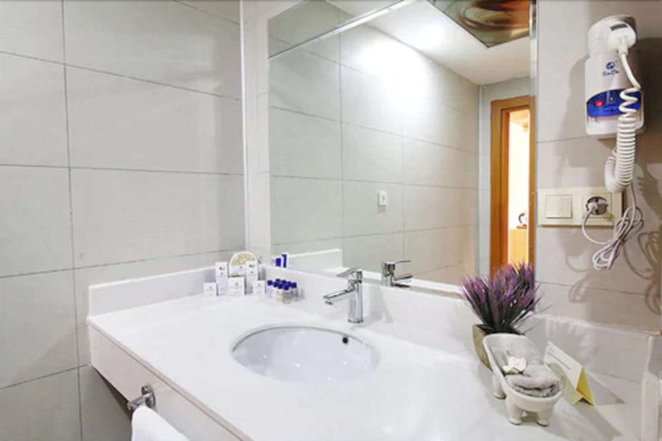 Bathroom sink