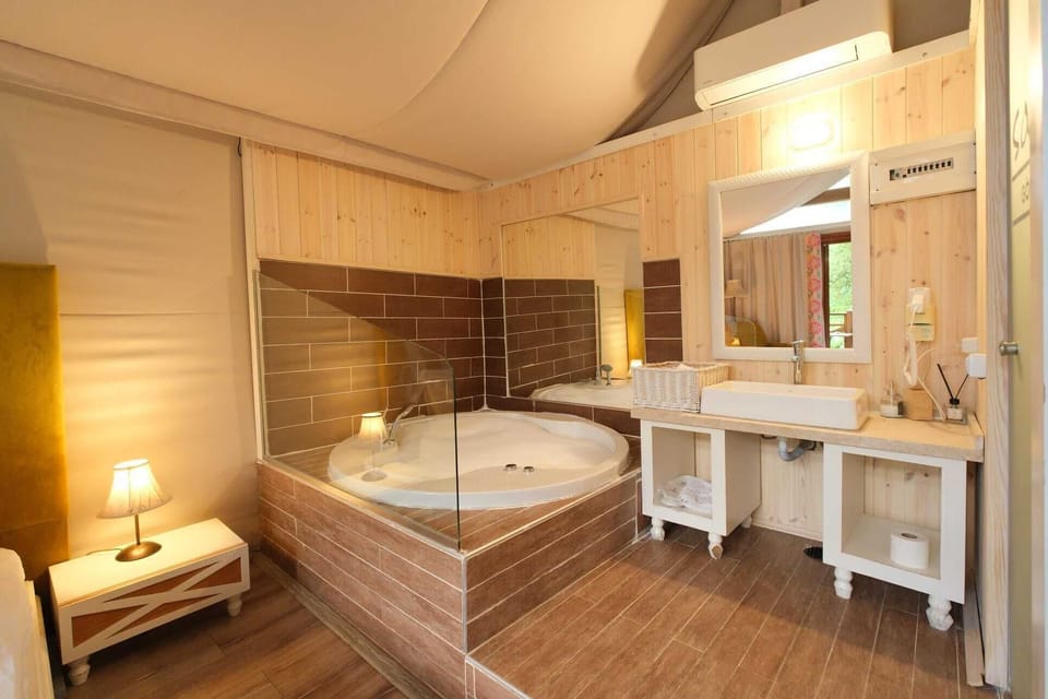 Tent, Jetted Tub | Minibar, free WiFi