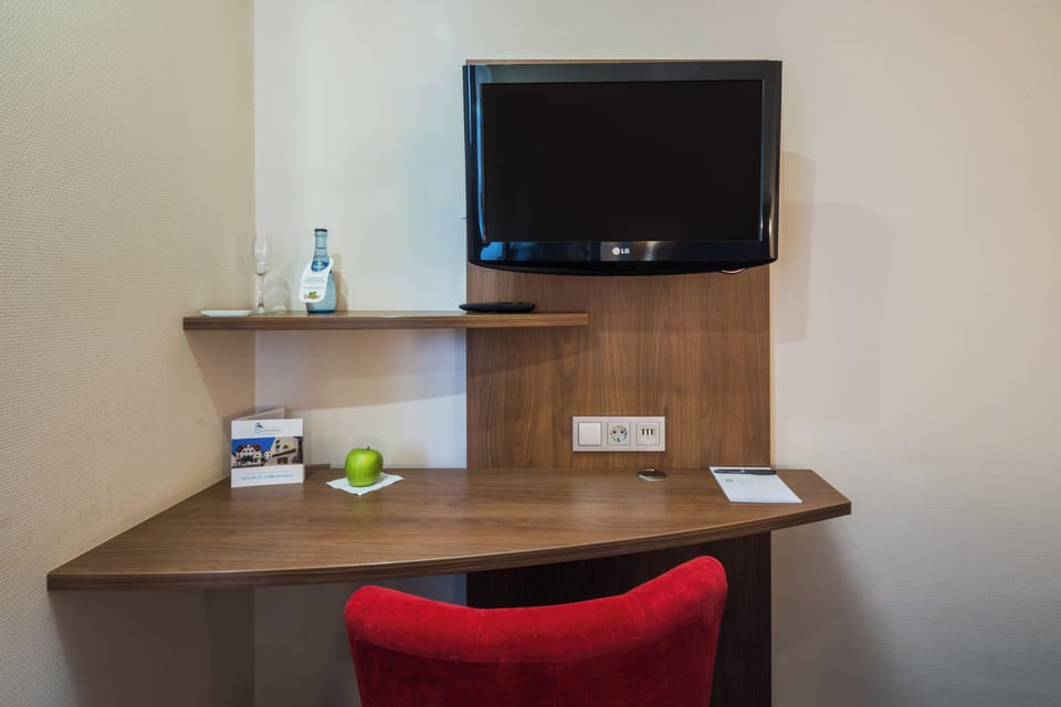 Hypo-allergenic bedding, in-room safe, desk, laptop workspace