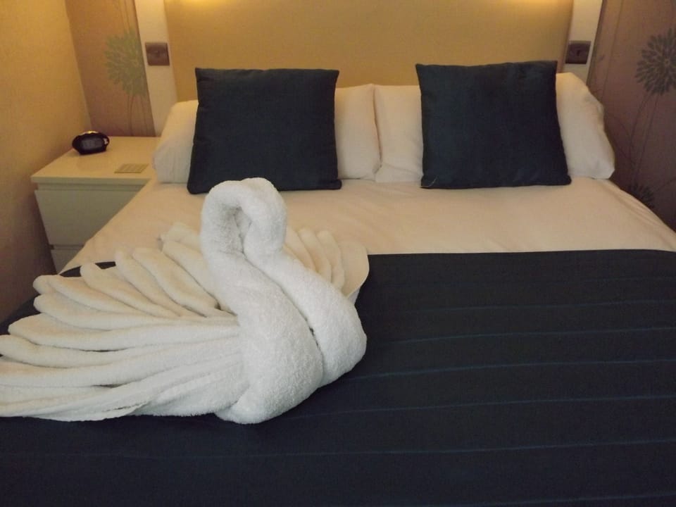 Standard Double Room | Individually decorated, desk, blackout drapes, iron/ironing board