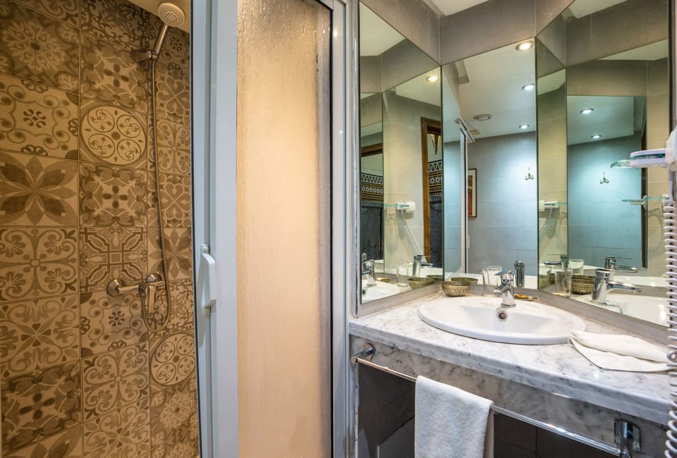 Deluxe Double Room | Bathroom | Free toiletries, hair dryer, towels