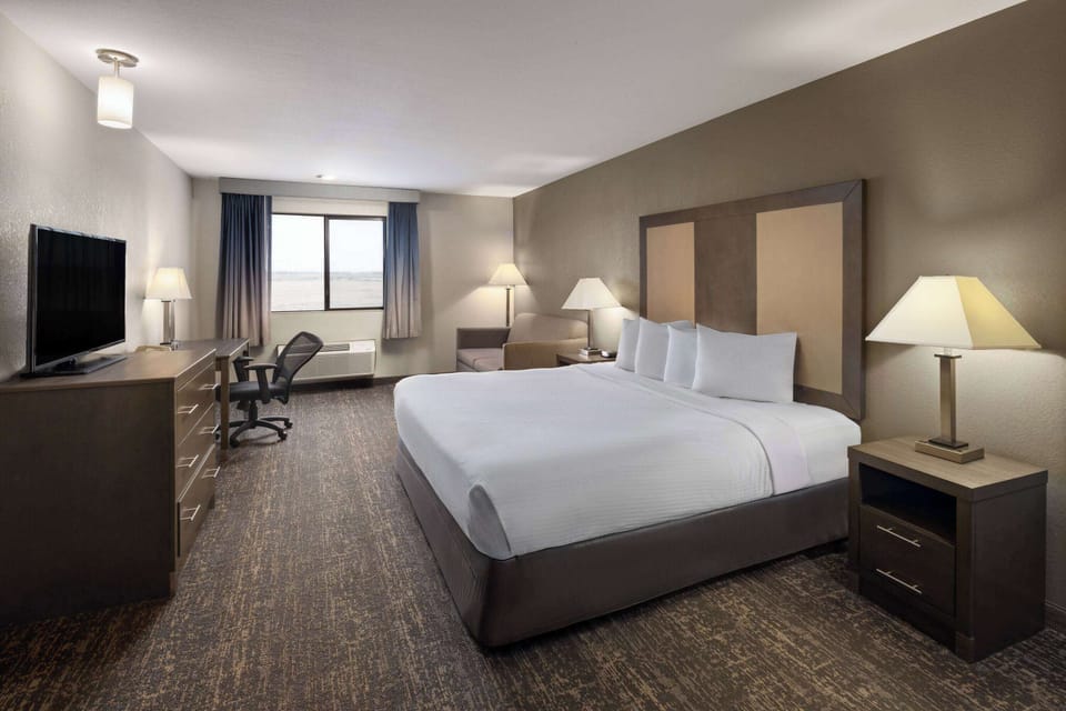 Deluxe Studio Suite, 1 King Bed, Non Smoking | Pillowtop beds, individually furnished, desk, laptop workspace